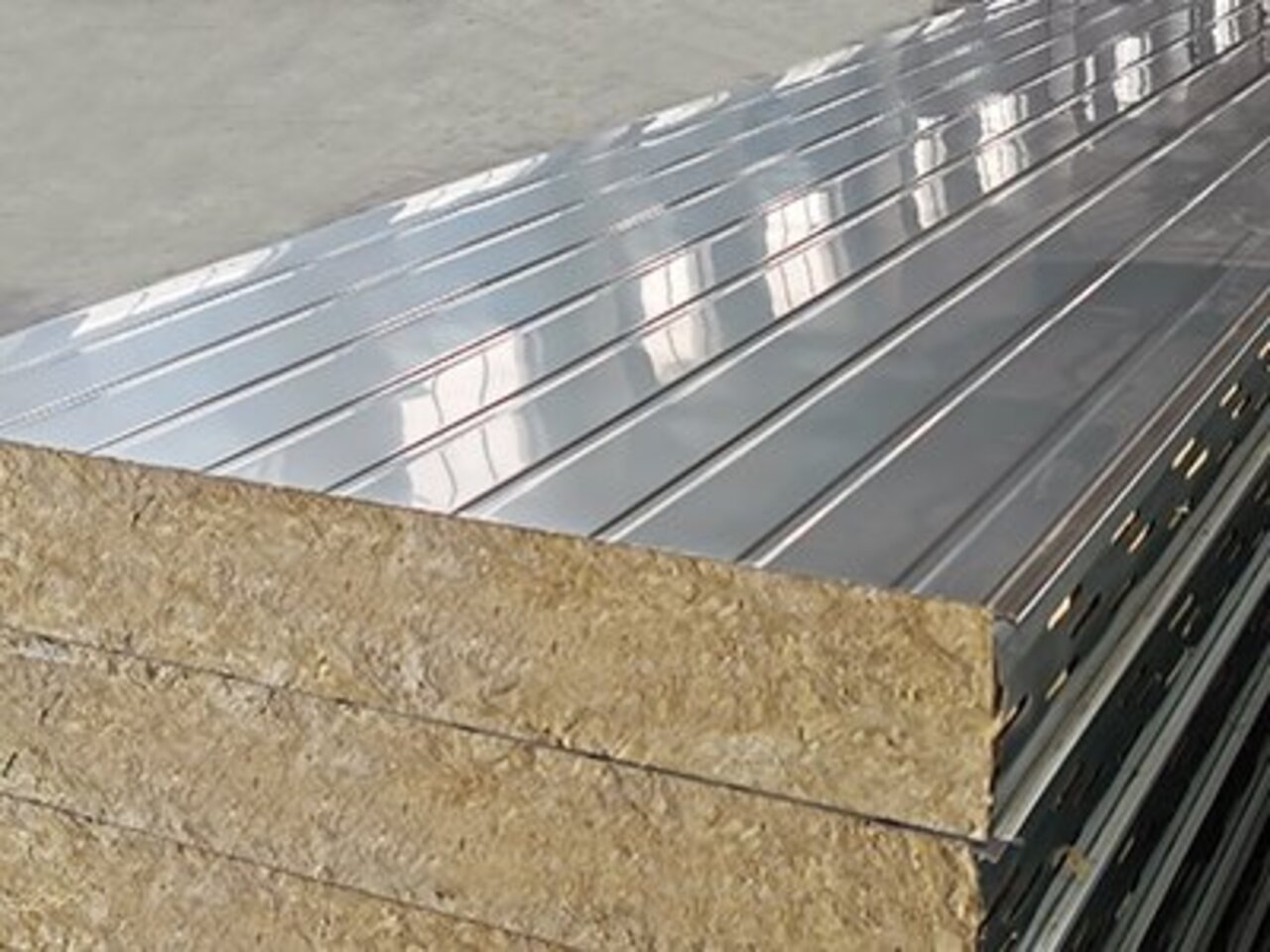 不銹鋼巖棉夾芯板